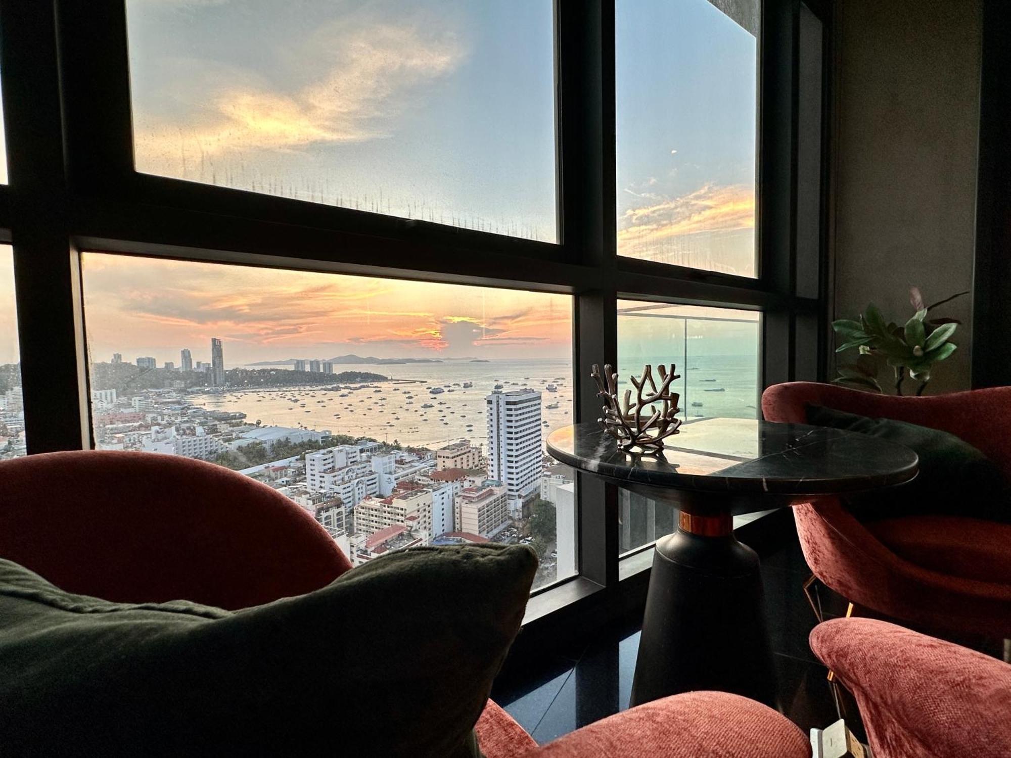 Edge Cozy Vacation Infinite Sky Pool