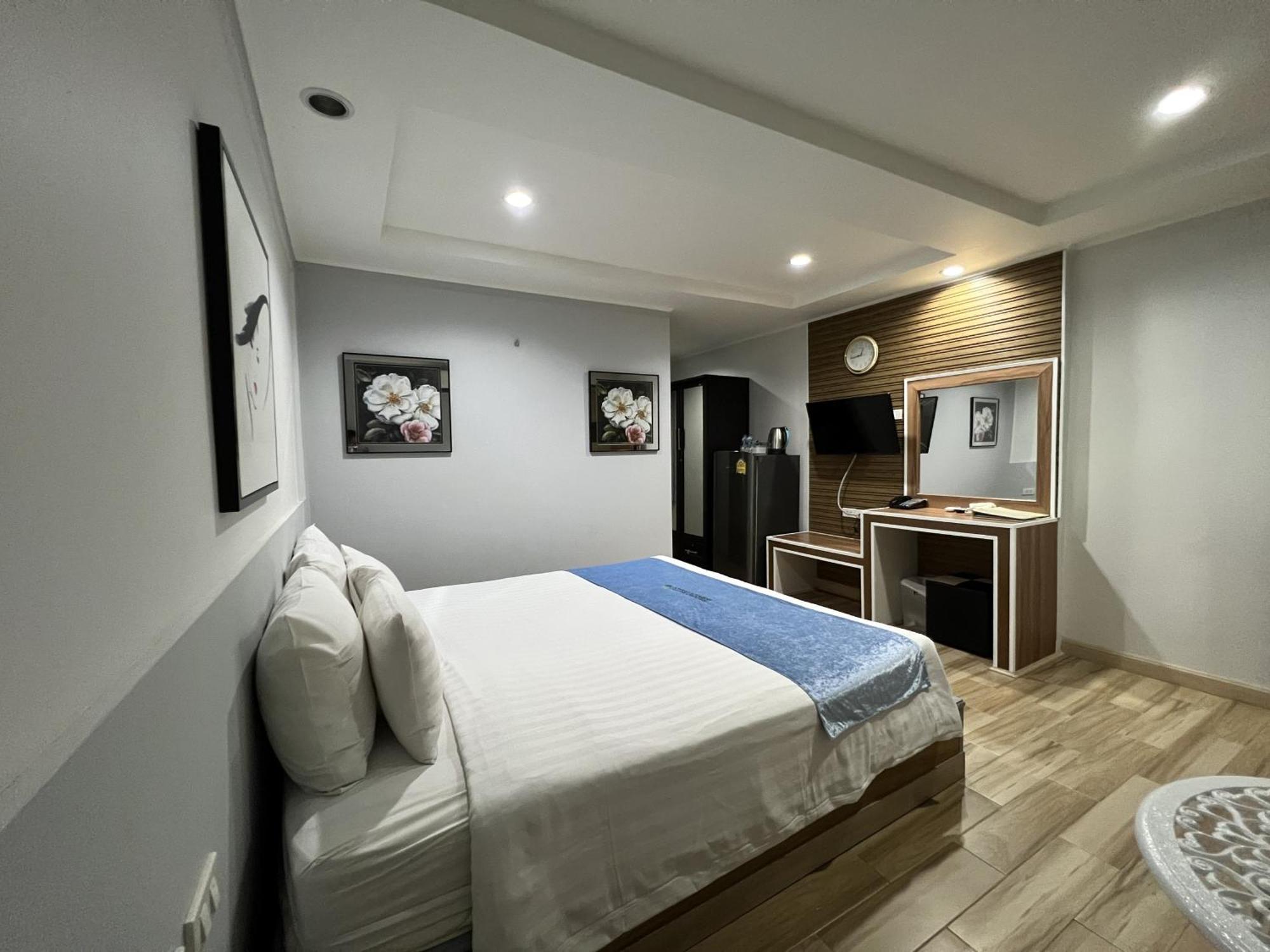 The Front Resort, 3*