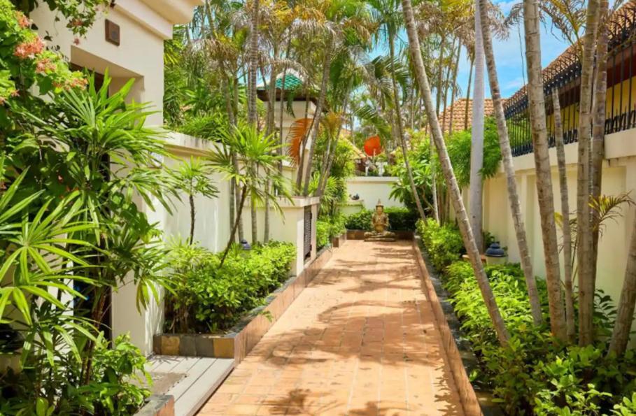 Luxury Semi-2Bd Pool Villa Near Beach & Walking Street