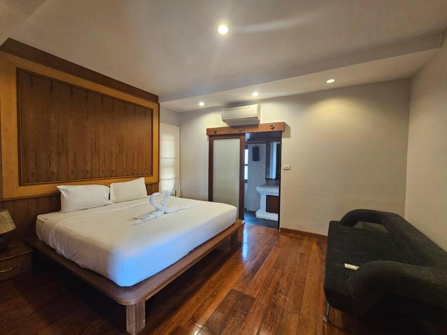 Luxury 5br Pool Pattaya-family & Friends Fun Escape-bbq, Pool Table Villa *