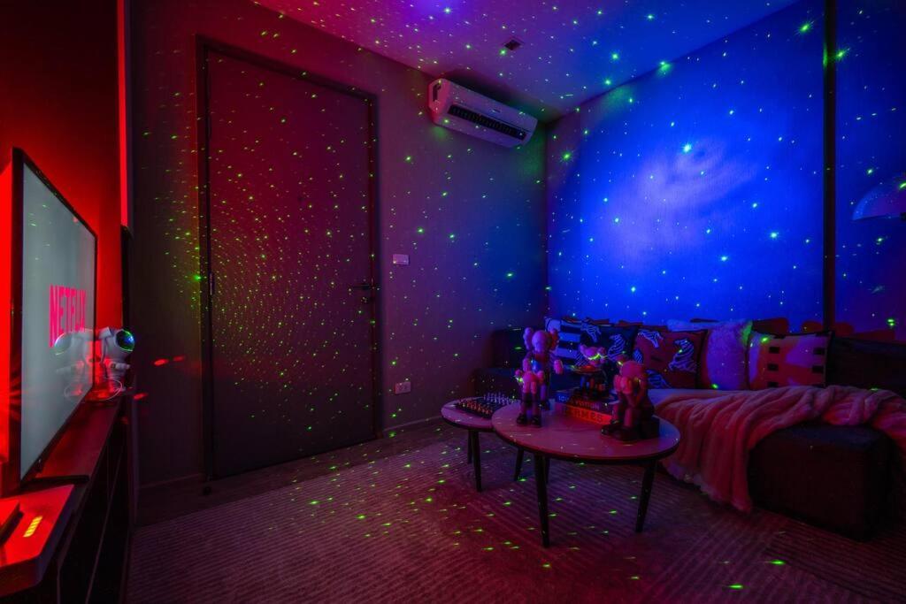 Kaws Theme Modern Cozy 1br 2 Min Walk To Apartamento *