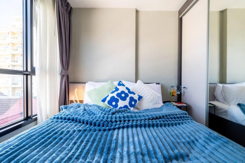 Kaws Theme Modern Cozy 1br 2 Min Walk To Apartamento Pattaya
