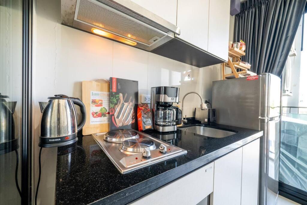 Apartamento Kaws Theme Modern Cozy 1br 2 Min Walk To Pattaya