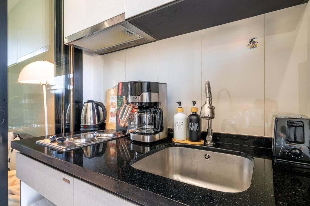 Kaws Theme Modern Cozy 1br 2 Min Walk To Apartamento Pattaya