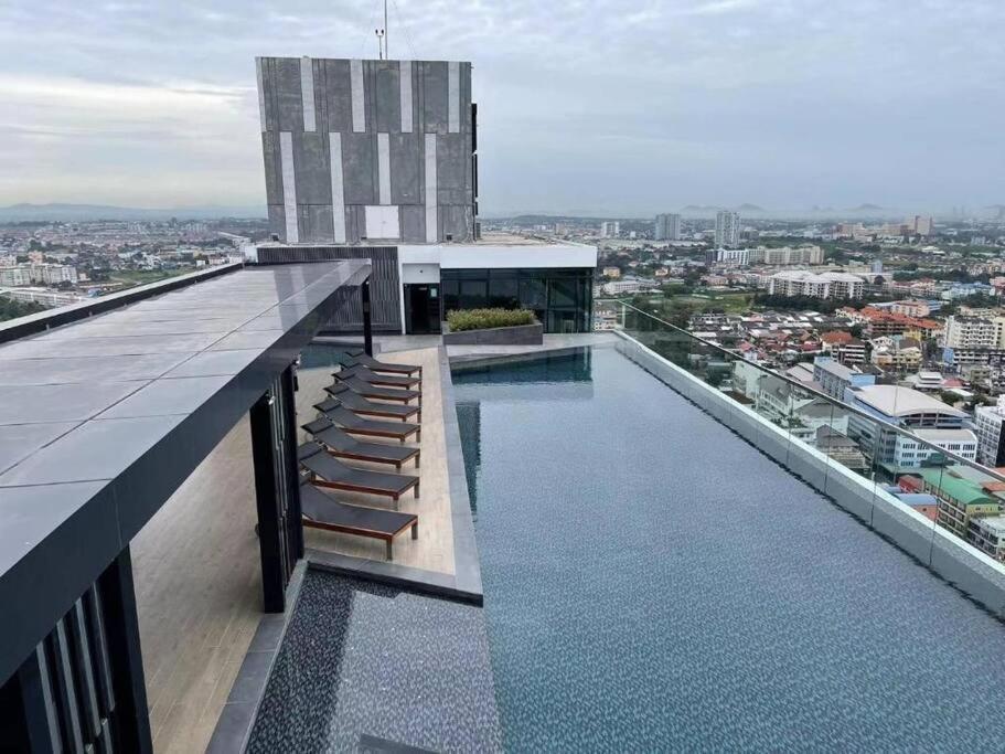 Apartamento Kaws Theme Modern Cozy 1br 2 Min Walk To Pattaya