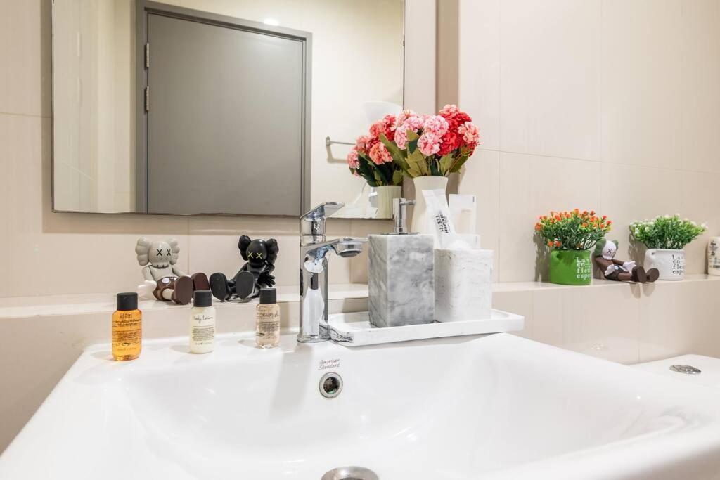 Apartamento Kaws Theme Modern Cozy 1br 2 Min Walk To Pattaya