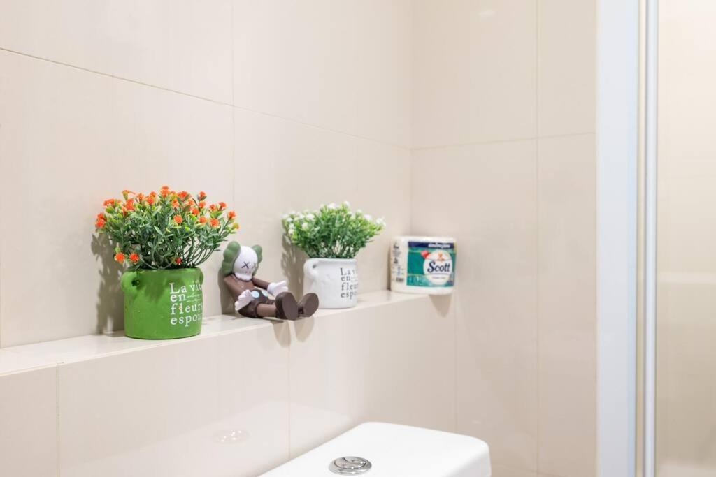 Kaws Theme Modern Cozy 1br 2 Min Walk To Apartamento Pattaya