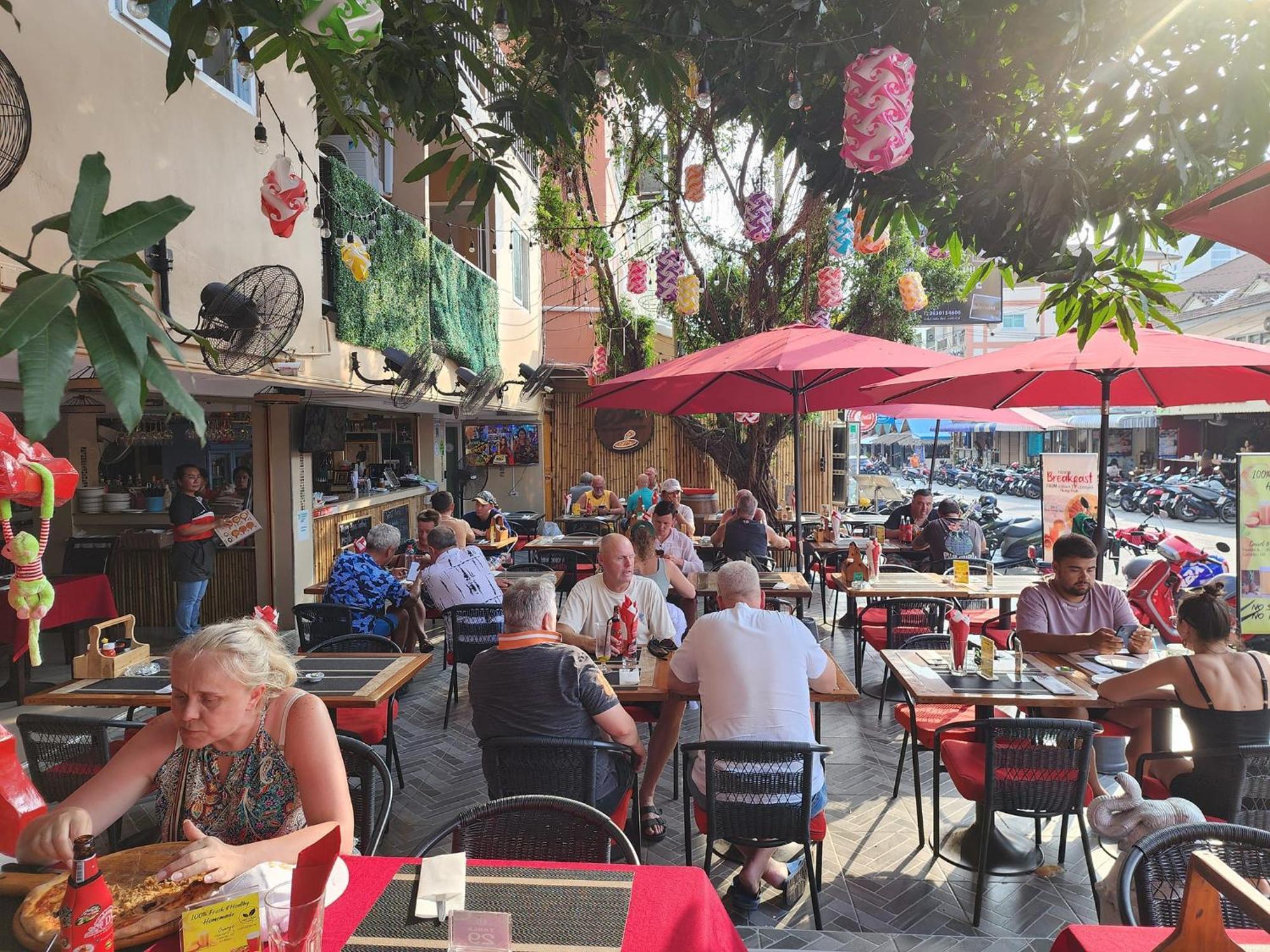 Patumnak Beach Guesthouse Pattaya