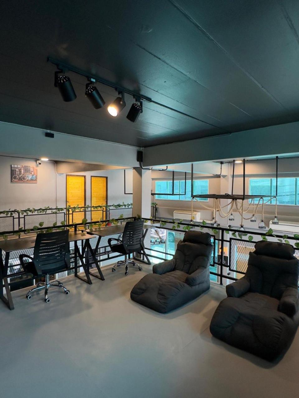Tukkom Friends Station & Cafe Pattaya