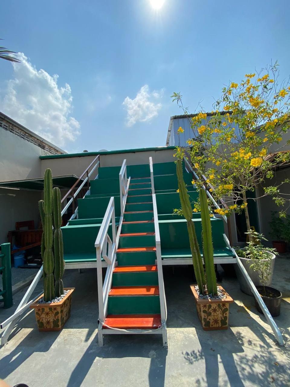 Happiness Community Wake & Bake - Rooftop Bar & Bistro