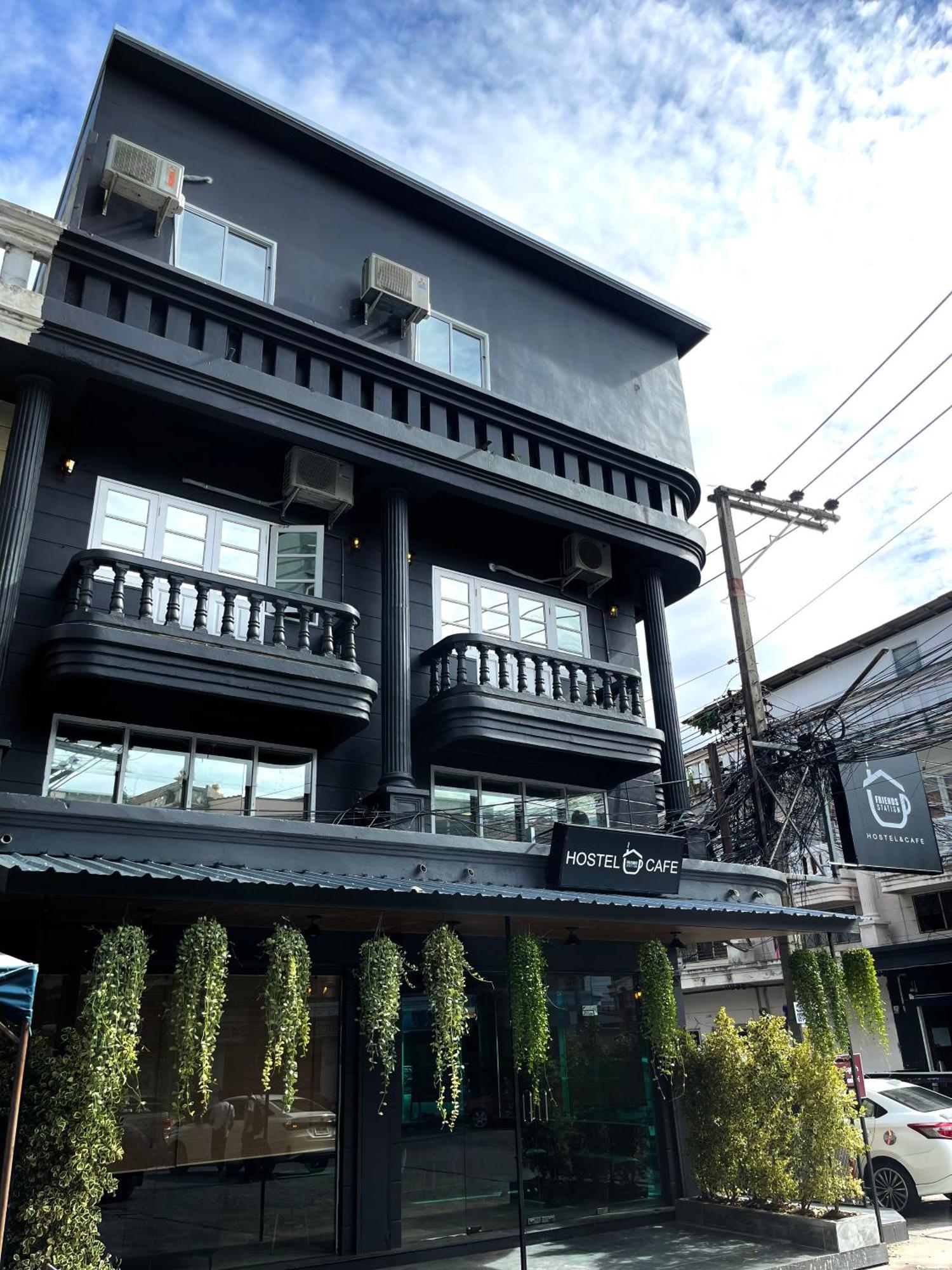 Hostel Friends Station Tukkom & Cafe *