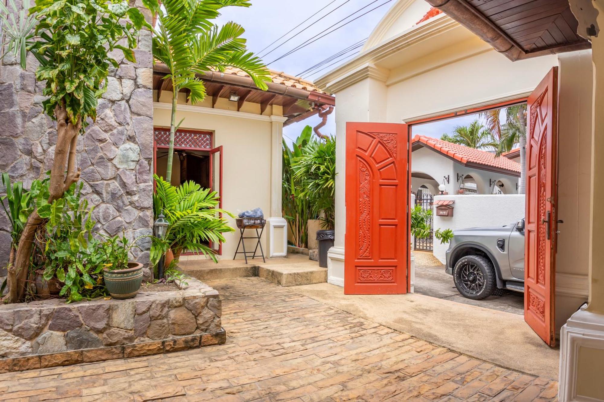 Bali Pool Villa, 5 Min To Walking Street & The Beaches Pattaya