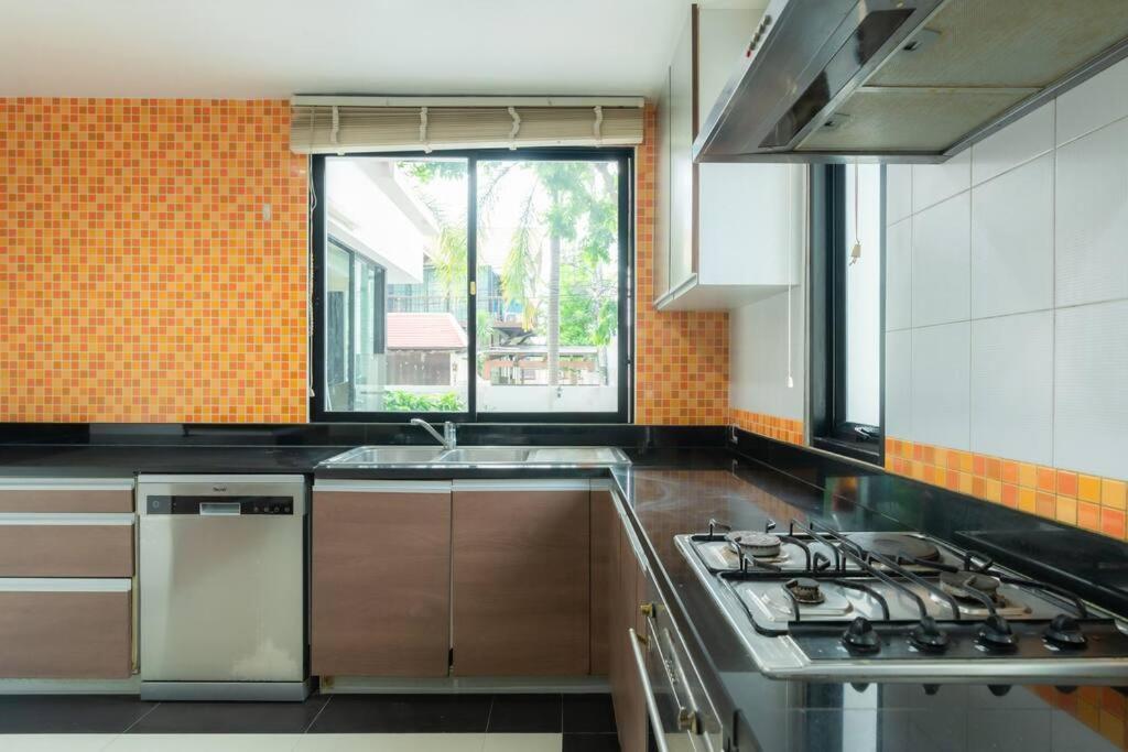 Thai 23 3br Near Hollywood Villa Pattaya