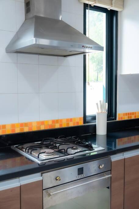 Thai 23 3br Near Hollywood Villa *