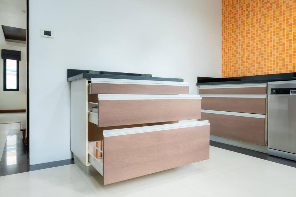Thai 23 3br Near Hollywood