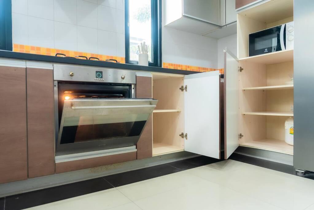 Thai 23 3br Near Hollywood * Pattaya