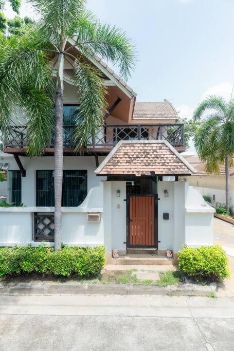 Thai 23 3br Near Hollywood * Pattaya