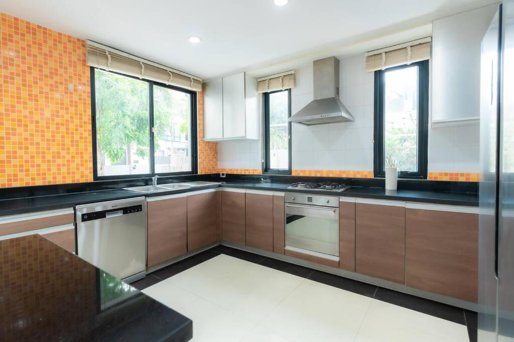 Thai 23 3br Near Hollywood Villa *