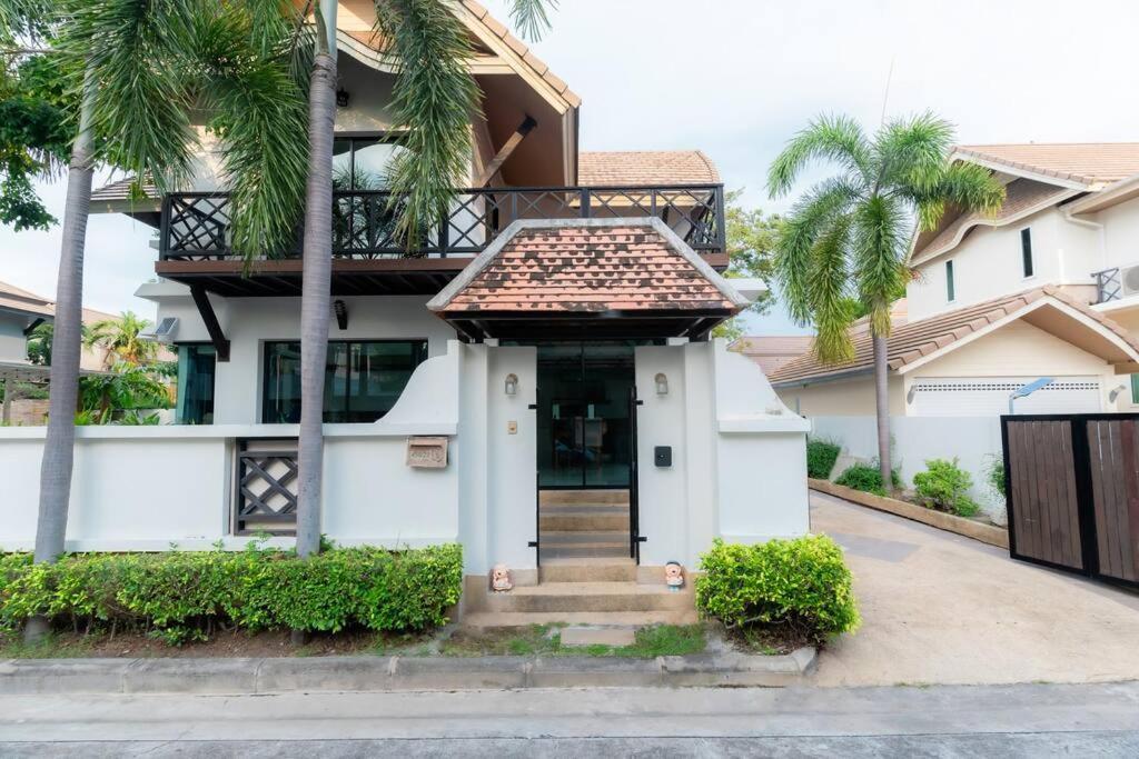 Villa Thai 23 3br Near Hollywood *