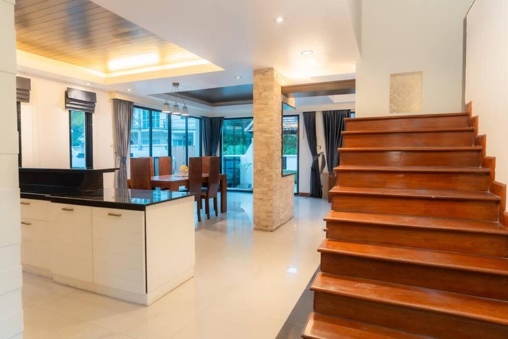 Thai 23 3br Near Hollywood * Pattaya