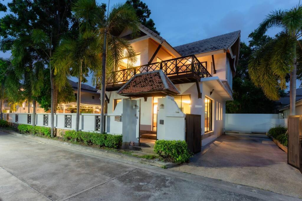 Thai 23 3br Near Hollywood Villa *