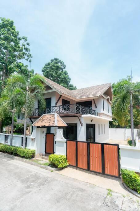 Villa Thai 23 3br Near Hollywood *