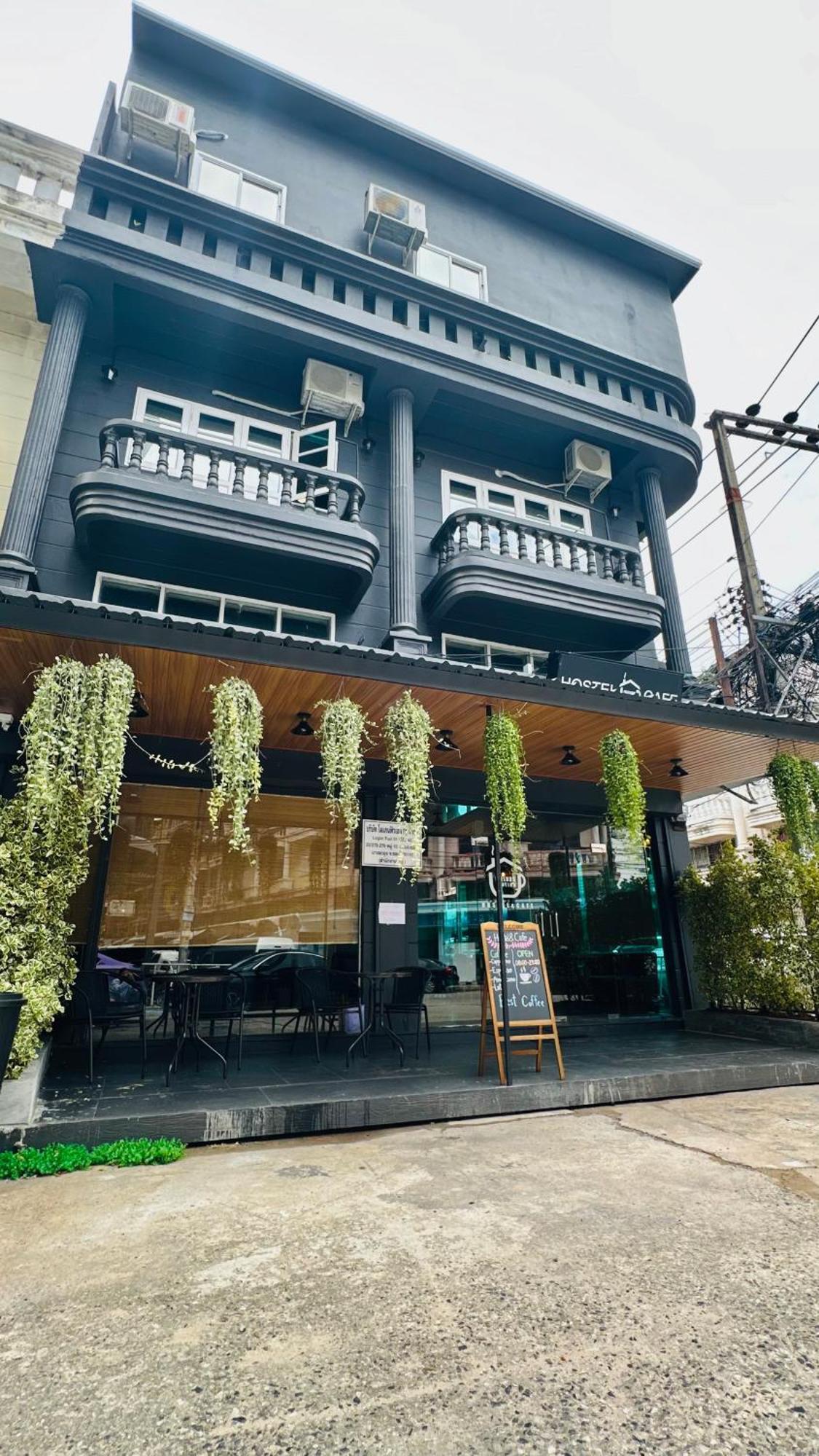 Friends Station Tukkom & Cafe Hostel Pattaya