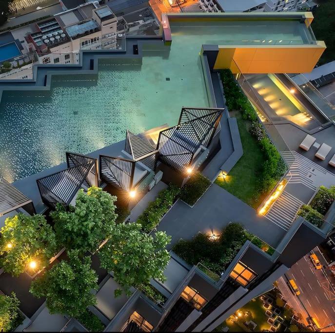 With Roof Pool