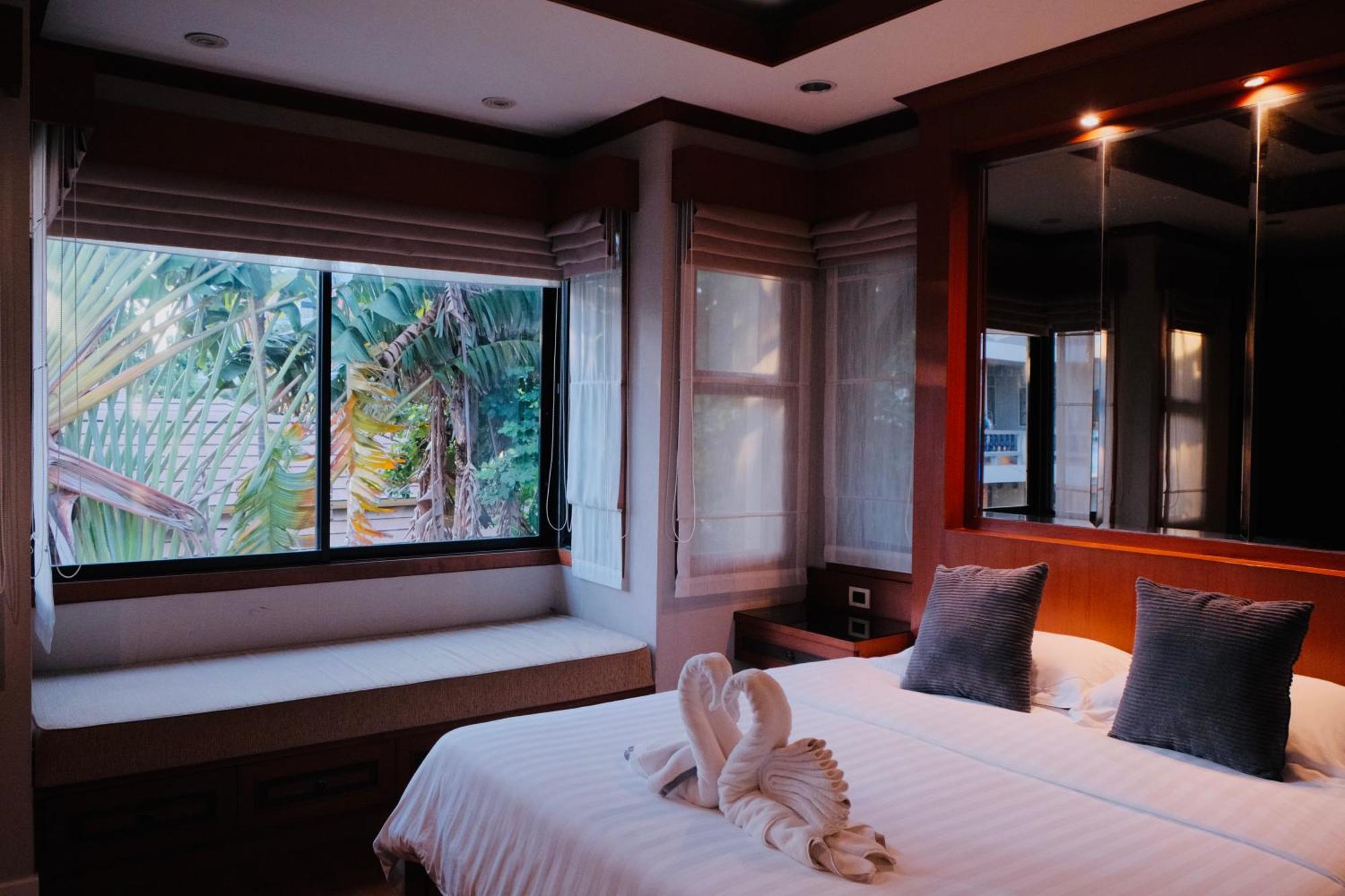 Villa Hollywood Pool Center *