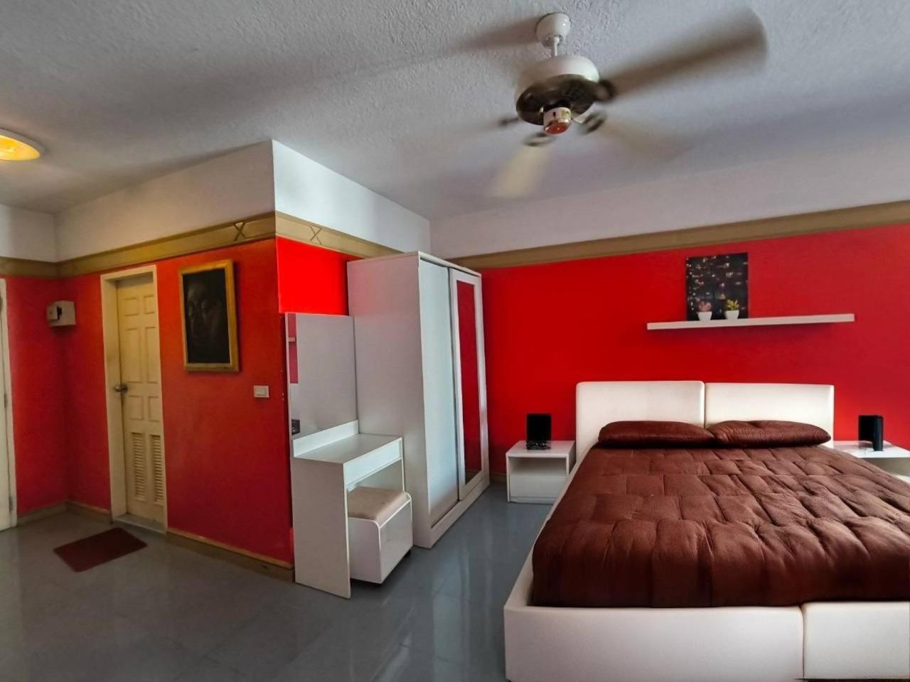 Markland Front Apartment Pattaya