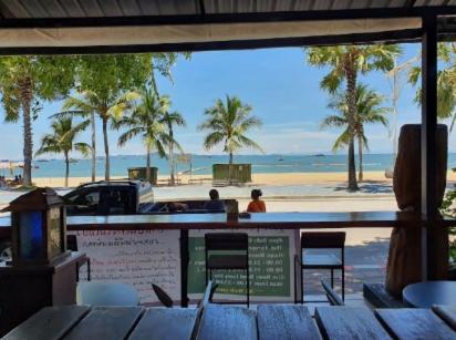 20fl Front Huge 1-bed Next To 5-star Apartment Pattaya