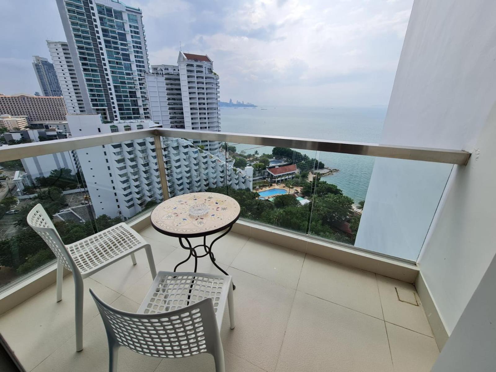 Seaview - The Palm Wongamat - Beachfront 19 Floor Apartment *