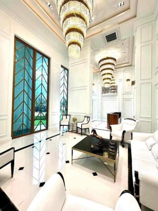 Empire Tower Apartment *