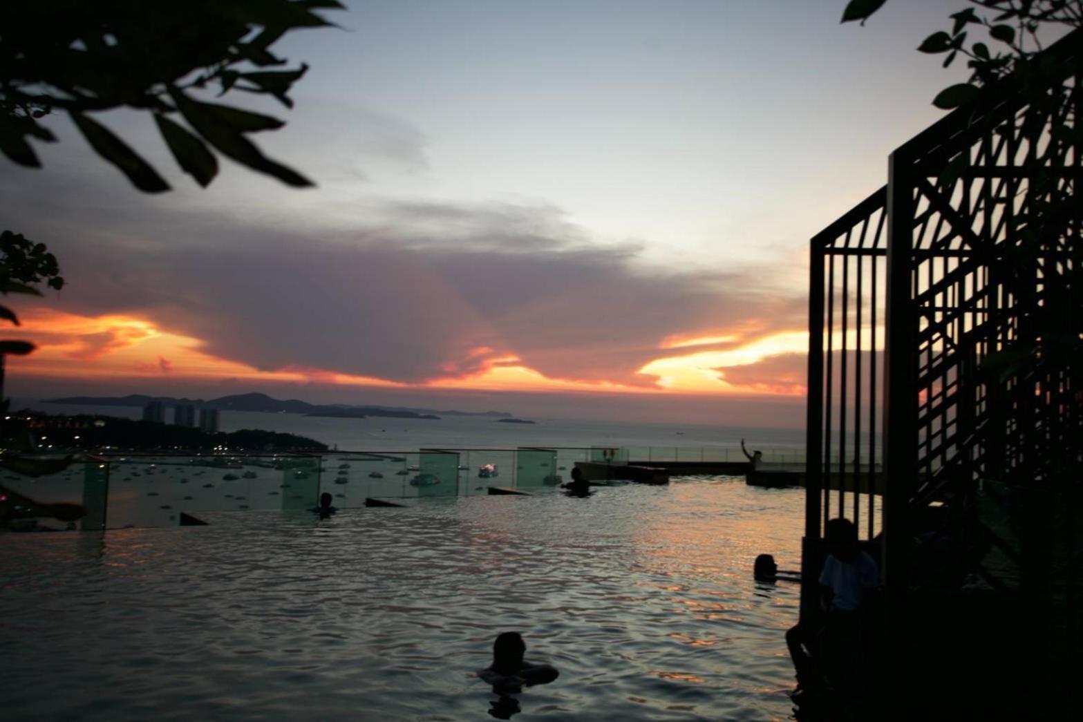 Maxhome At Edge Apartment