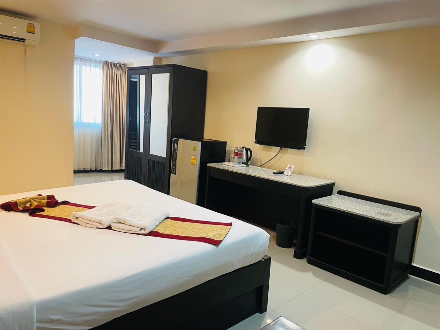 Hotel The Grand Day Night