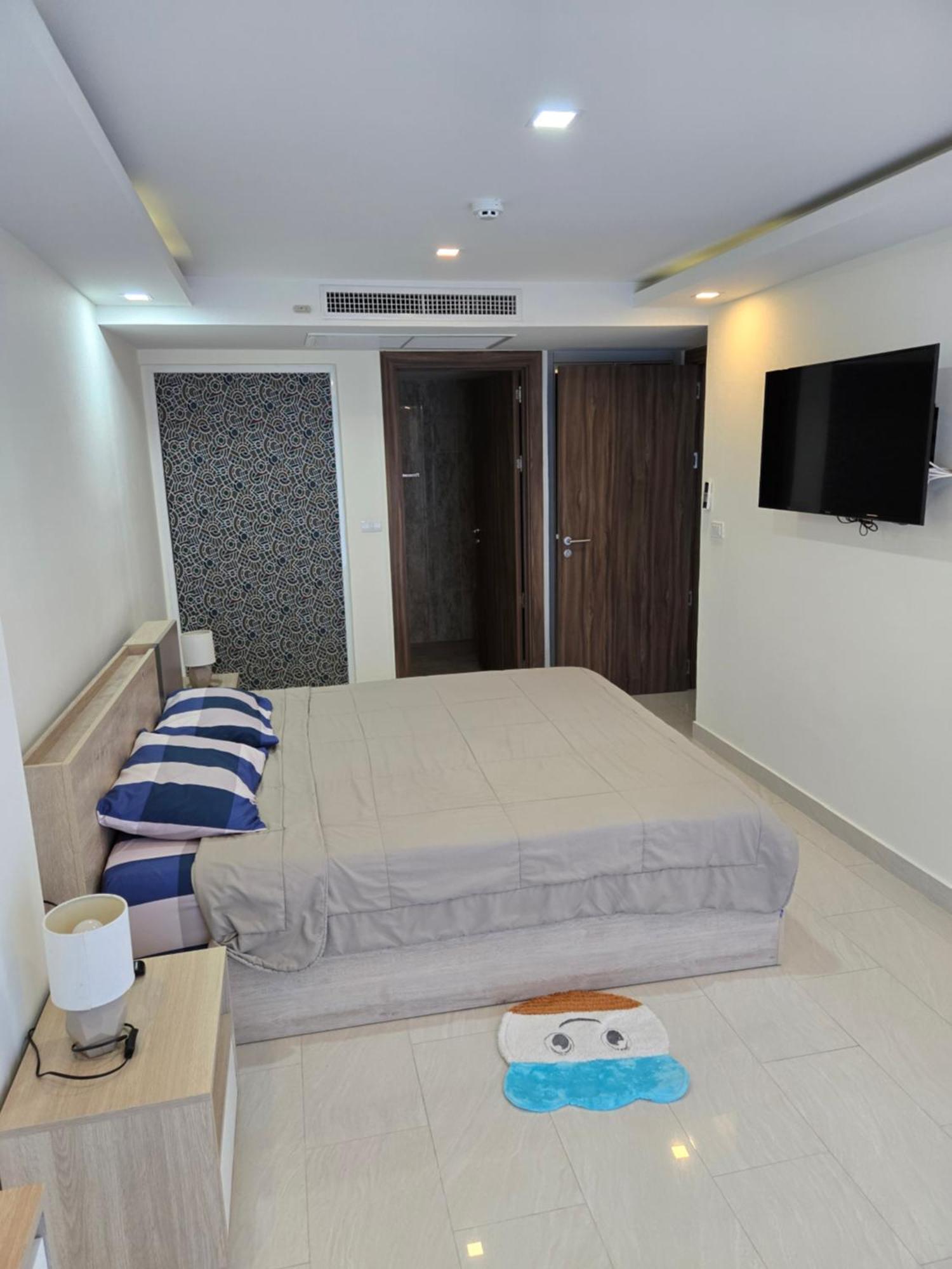 Grand Avenue Apartment
