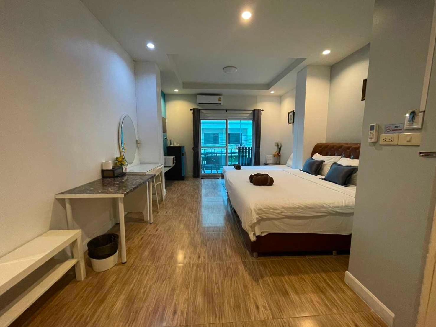 Oyo 75486 Anna Jomtien บ้านพัก