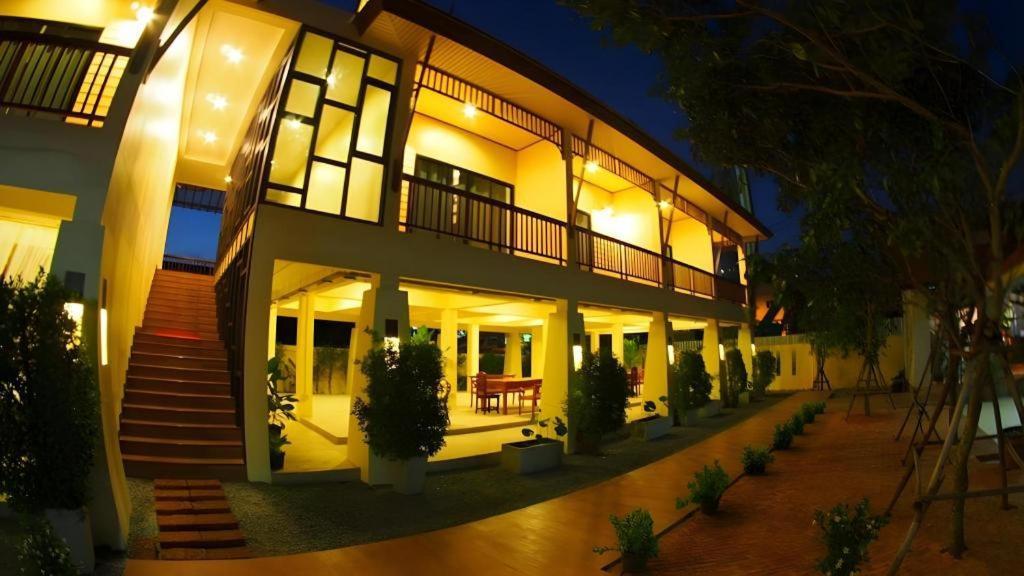 Lotusland Resort Pattaya