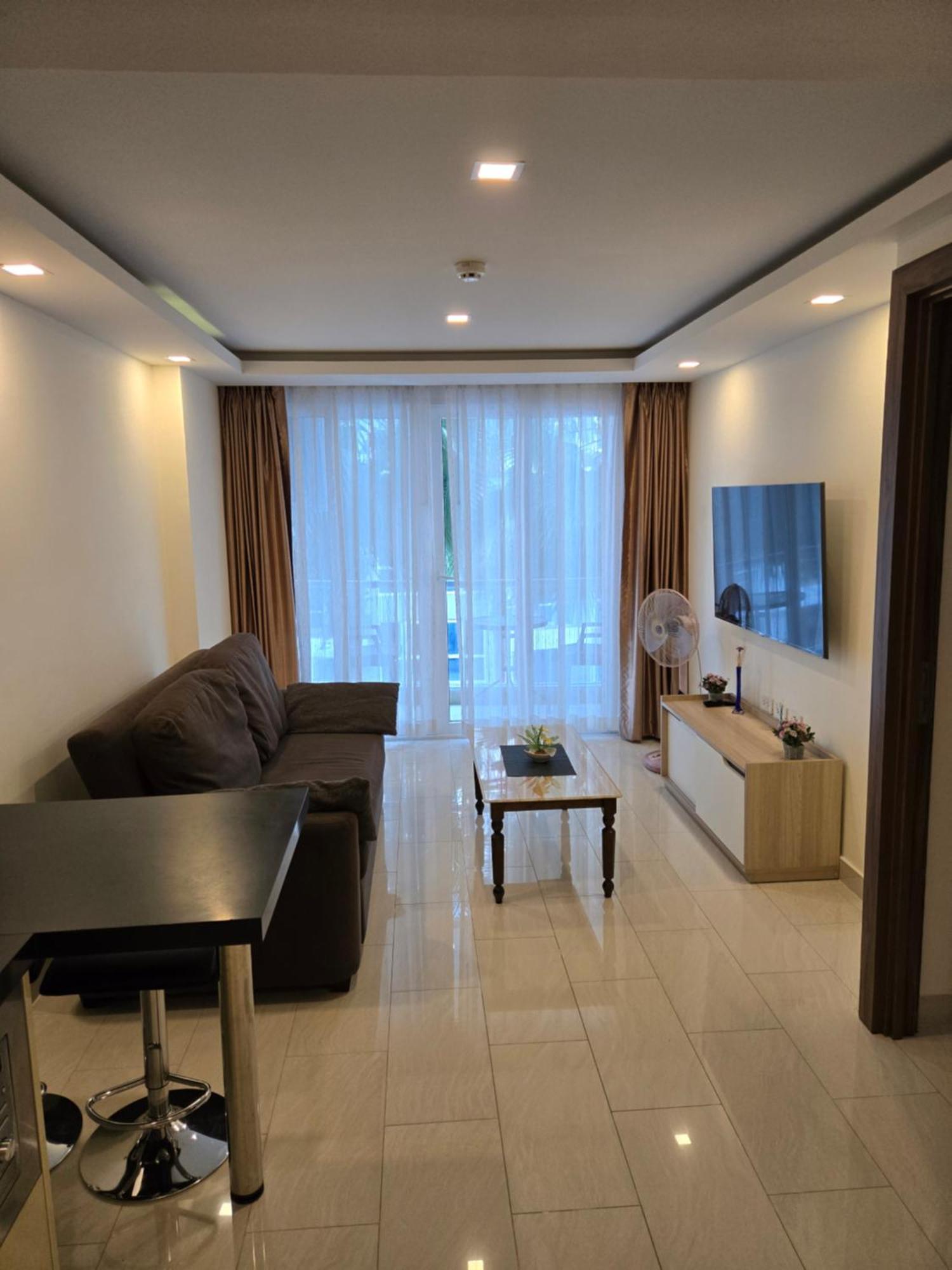 Grand Avenue Apartment