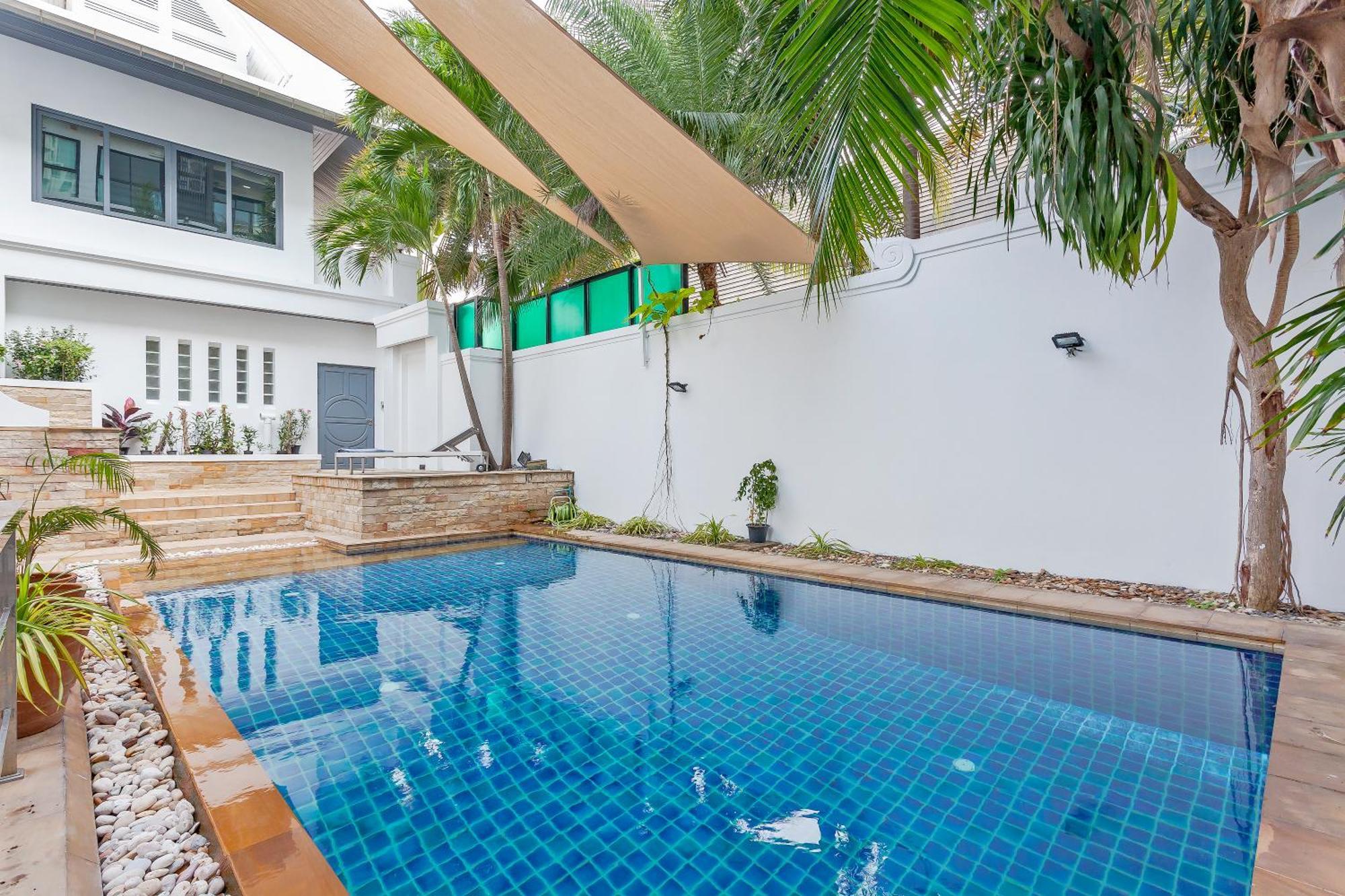 Angels-villa-pattaya-near-walking-street-4bed-8-people