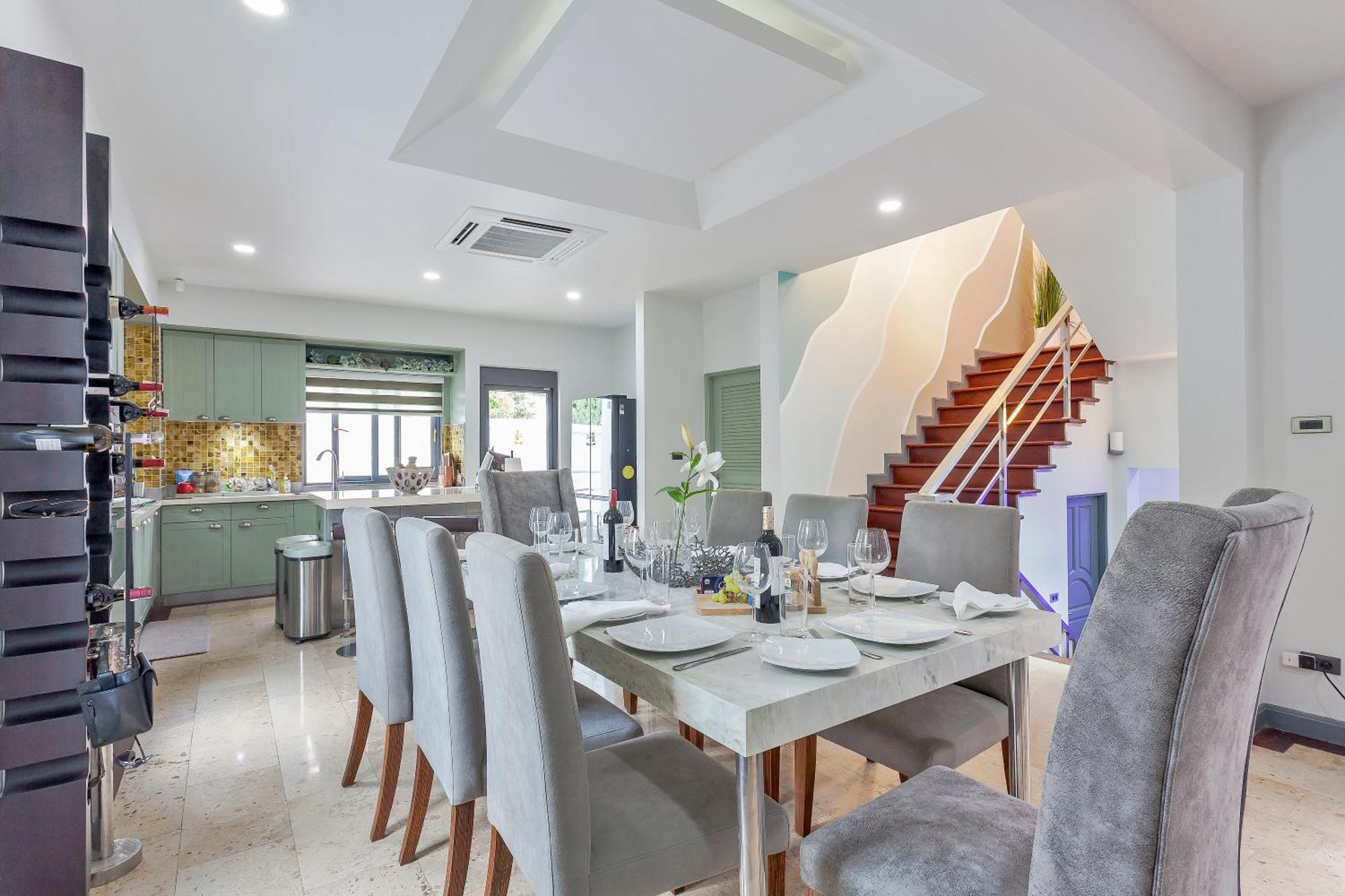 Angels-villa-pattaya-near-walking-street-4bed-8-people