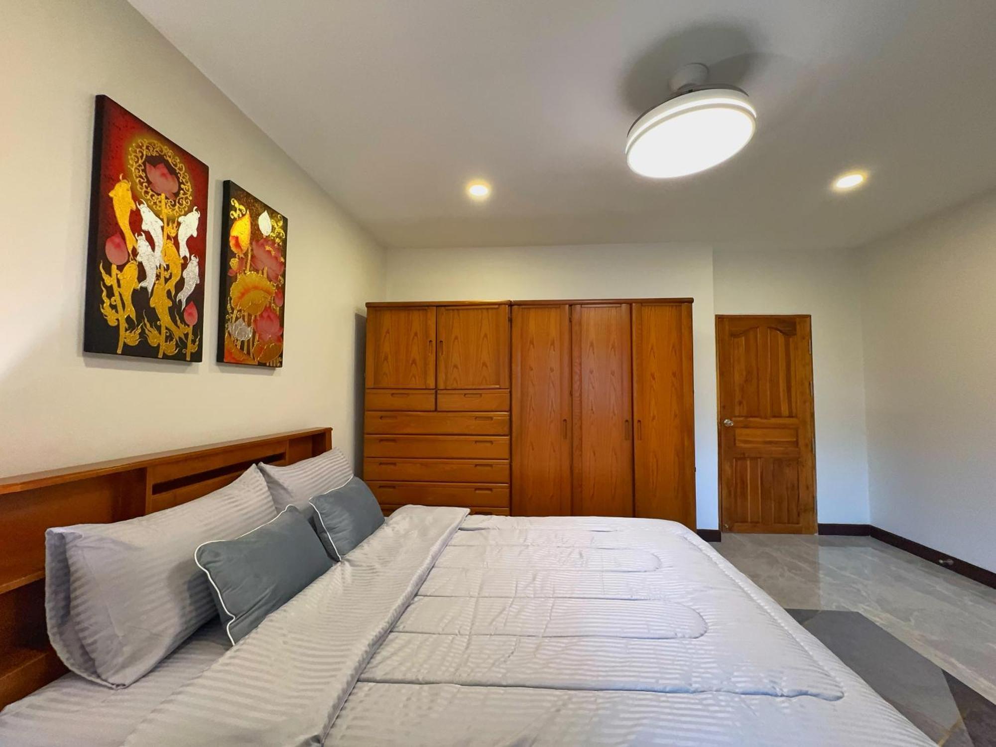 Holiday home Massive Pet-friendly House, 5 Mins From Beach,