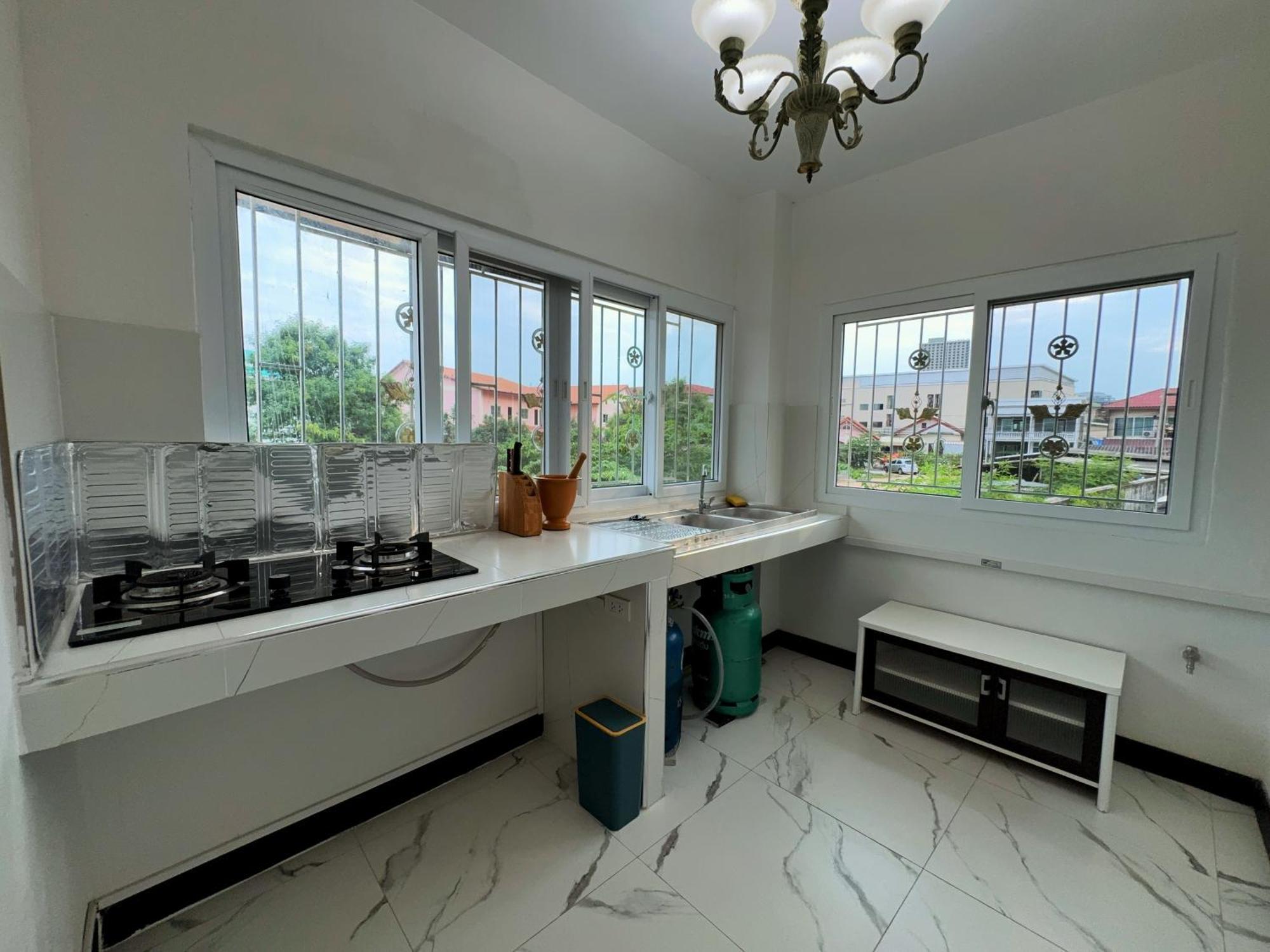 Massive Pet-friendly House, 5 Mins From Beach,