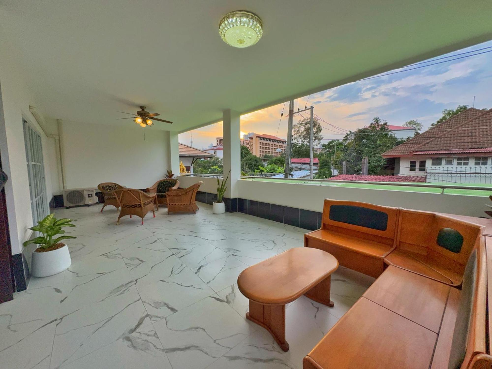 Massive Pet-friendly House, 5 Mins From Beach, Holiday home *