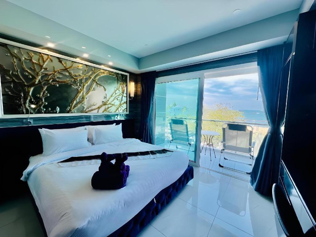 The Globe Hotel, Bar & Restaurant Pattaya