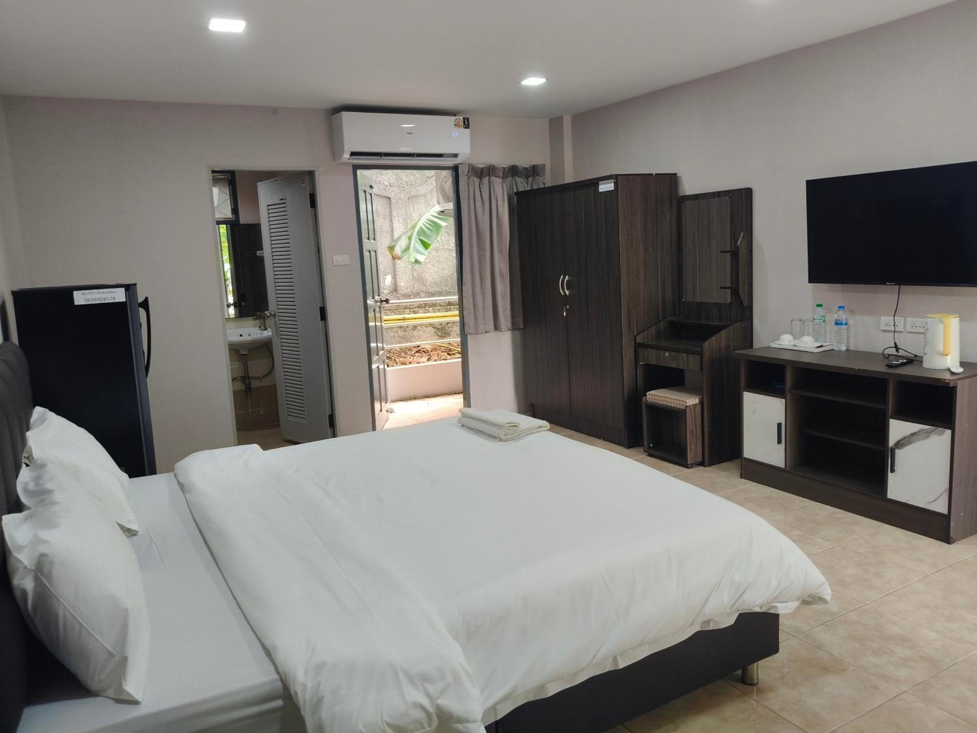 Dj Residency And Pool Party Hotel 3*