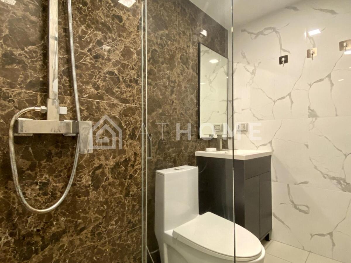 1-bedroom Arcadia Center 702