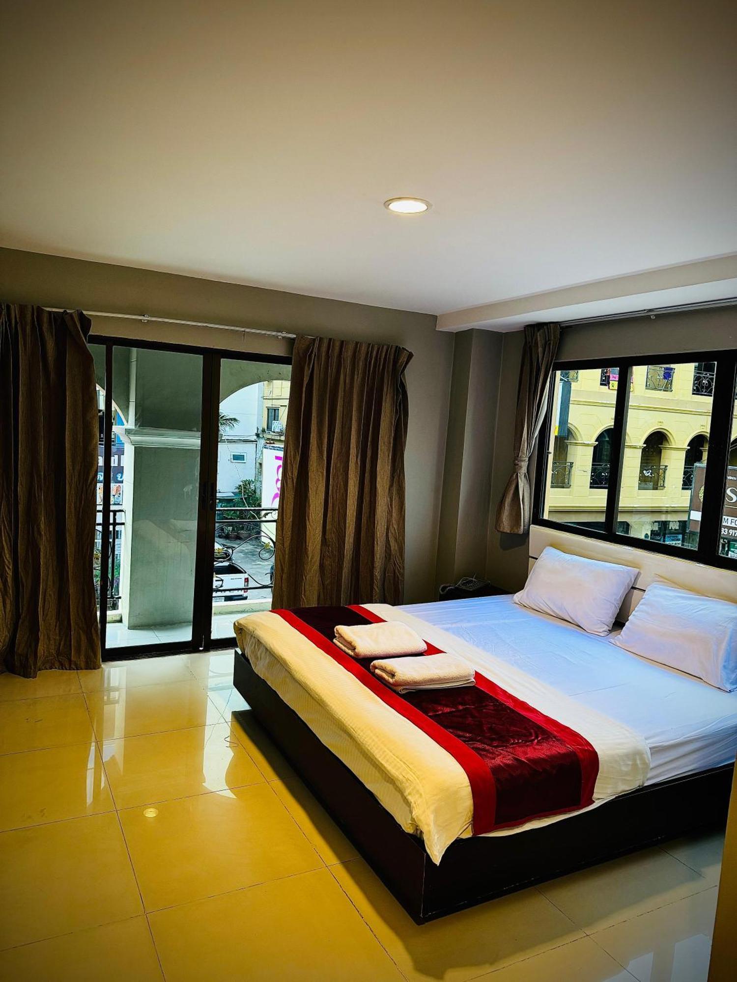 Vibe Walking Street Hotel 3*