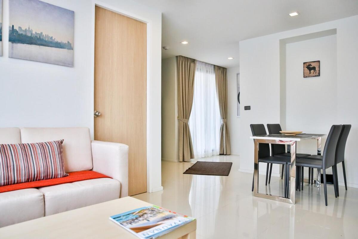 Superb Two-bedroom In Downtown Apartment *