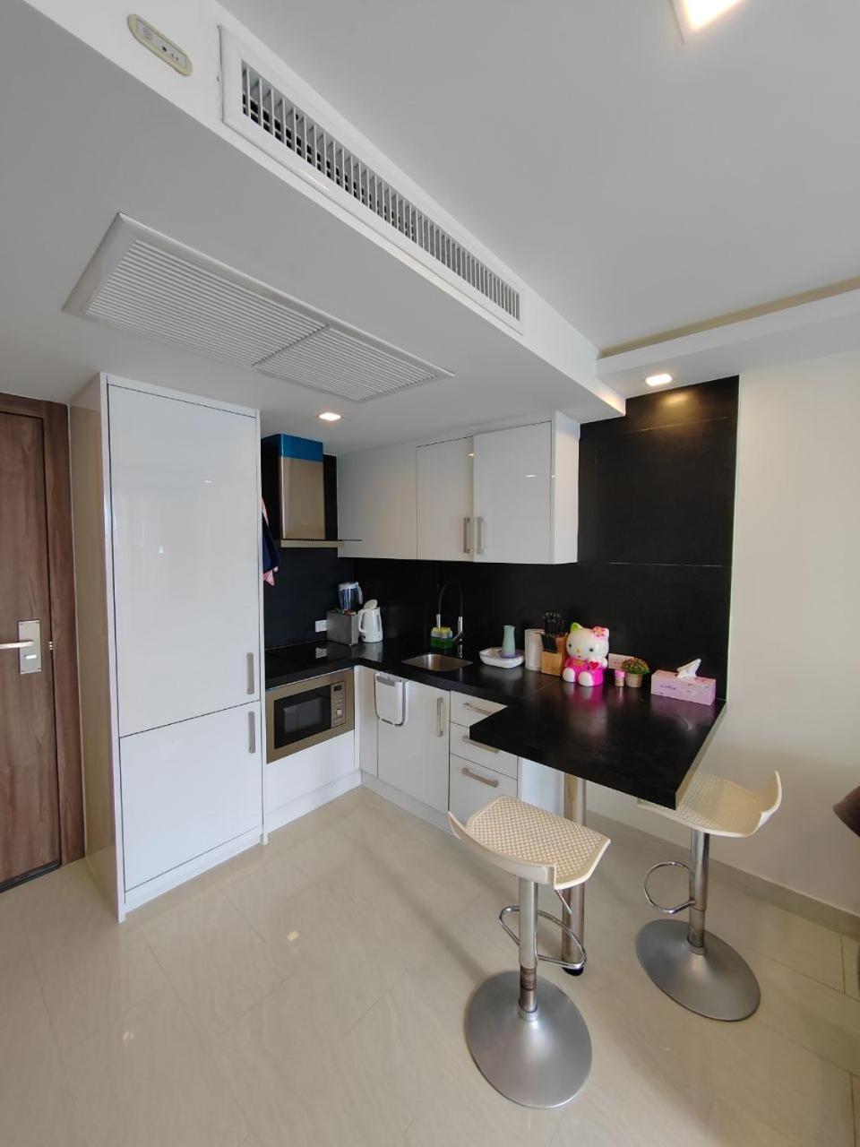 1 Bedroom Grand Avenue Apartment *